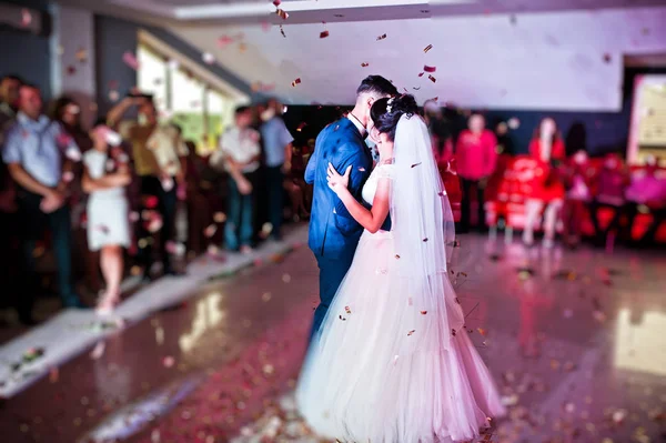 Трогательный и эмоциональный первый танец пары на их свадьбе — стоковое фото