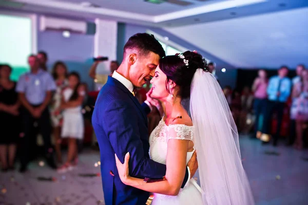 Tocando e emocional primeira dança do casal em seu casamento — Fotografia de Stock