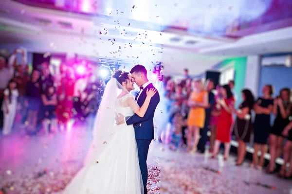 Tocando e emocional primeira dança do casal em seu casamento — Fotografia de Stock