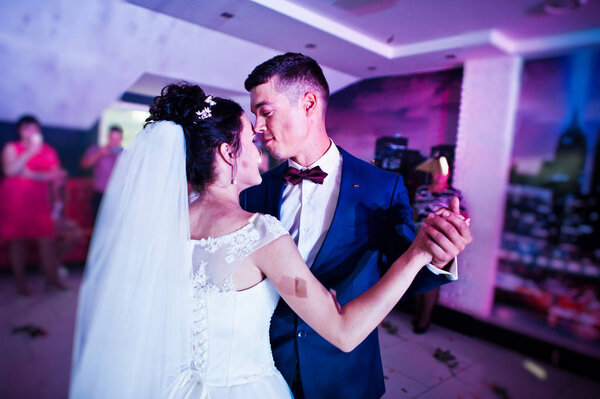 Трогательный и эмоциональный первый танец пары на их свадьбе
