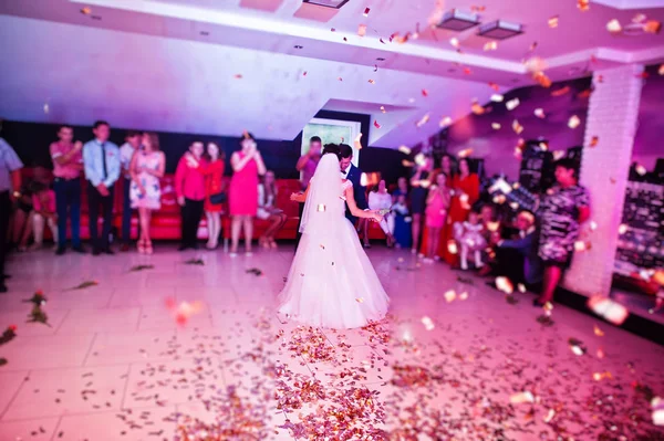 Tocando e emocional primeira dança do casal em seu casamento — Fotografia de Stock