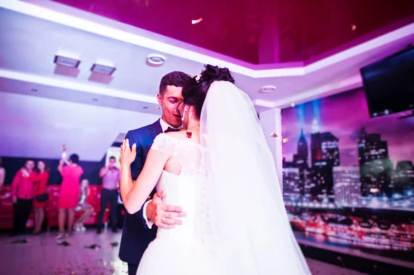 Wzruszający i emocjonalne pierwszy taniec pary na ich weddin — Zdjęcie stockowe