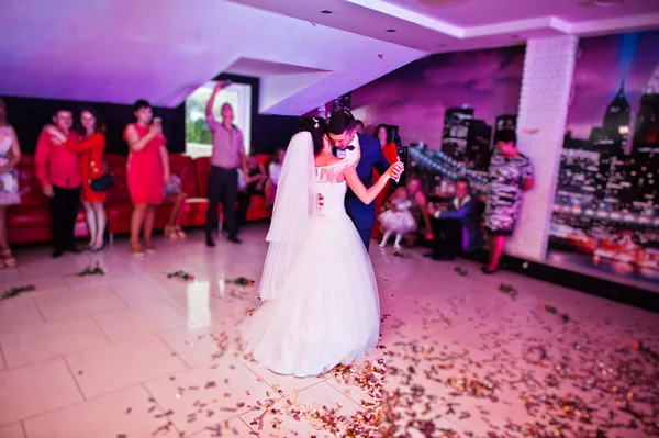 Toucher et émotionnel première danse du couple sur leur mariage — Photo