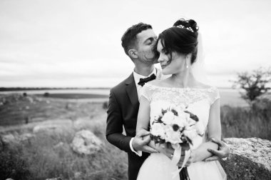 Harika Düğün çifti çam ile uzun otların içinde yürüyüş