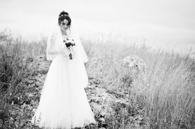 Nefes kesici manzara w ortasında yalnız güzel gelin