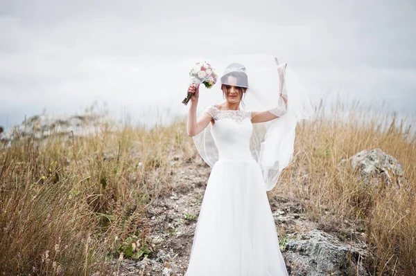 Lonely beautiful bride in the middle of breathtaking landscape w — Stock Photo, Image