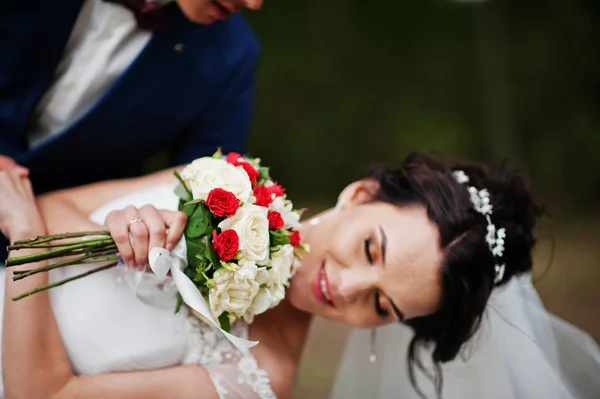 Hermosa joven pareja de boda admirándose en un trío de pino — Foto de Stock