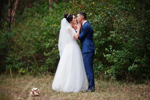 松トレでお互いを眺め美しい若い結婚式のカップル — ストック写真