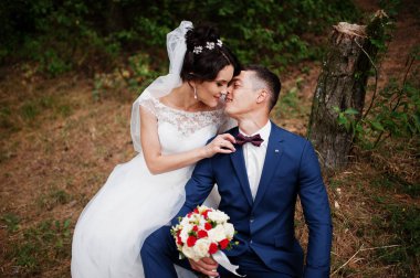 Muhteşem Düğün çifti ormanın tam toprağa öpüşme