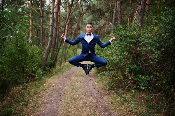 Gek bruidegom uitvoeren van trucs op zijn trouwdag in het Midden o — Stockfoto