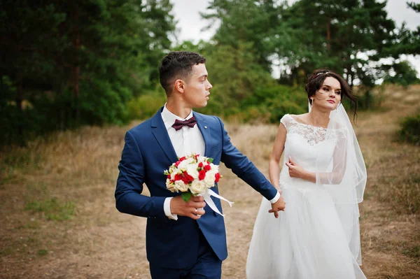 Onlangs getrouwd genieten van elkaars gezelschap in een mooi countrys — Stockfoto