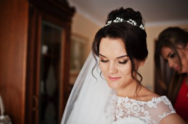 Nedime yanındaki esmer bir gelin portresi kapatın.