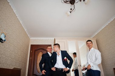 Damat giyinmek ve onun weddin için hazır olsun yardım sağdıç