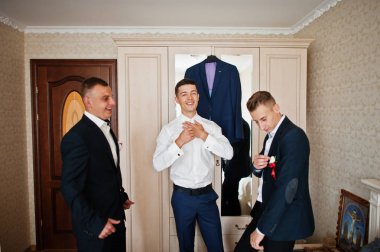 Damat giyinmek ve onun weddin için hazır olsun yardım sağdıç