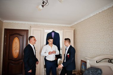 Damat giyinmek ve onun weddin için hazır olsun yardım sağdıç