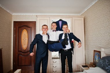 Yakışıklı damat ve sağdıç yanındaki mir sarılma Oda