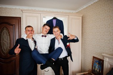 Yakışıklı damat ve sağdıç yanındaki mir sarılma Oda