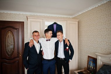 Yakışıklı damat ve sağdıç yanındaki mir sarılma Oda