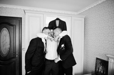 Yakışıklı damat ve sağdıç yanındaki mir sarılma Oda