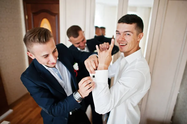 Groomsmen βοηθώντας γαμπρός να ντύνονται και να ετοιμαστείτε για τον weddin — Φωτογραφία Αρχείου