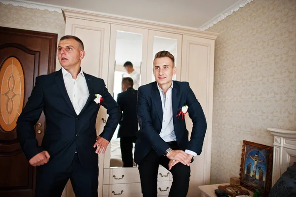 Stalknecht en beste man of groomsmen staan in een bruidegom kamer. — Stockfoto