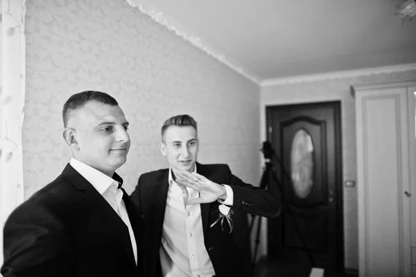 Groomsman and best man or groomsmen standing in a groom's room. — Stock Photo, Image