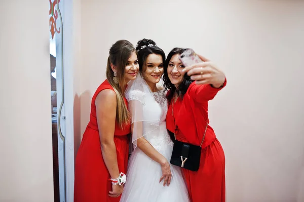 Belle mariée avec des demoiselles d'honneur cool prenant selfie sur un smartph — Photo