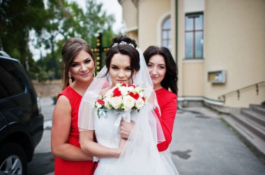 Kilisenin dışında ayakta onu braidsmaids güzel örgü