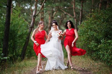 Harika harika nedime ormanının içinde eğleniyor gelinle