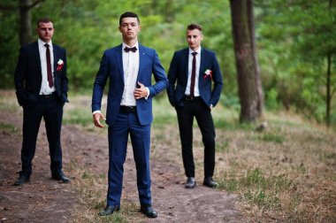 Serin sağdıç orman ve hav yürüyüş ile yakışıklı damat