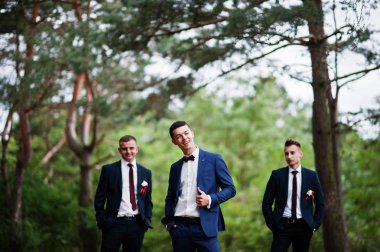Serin sağdıç orman ve hav yürüyüş ile yakışıklı damat