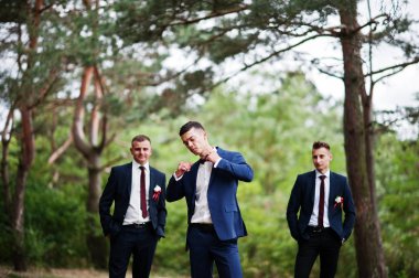 Serin sağdıç orman ve hav yürüyüş ile yakışıklı damat