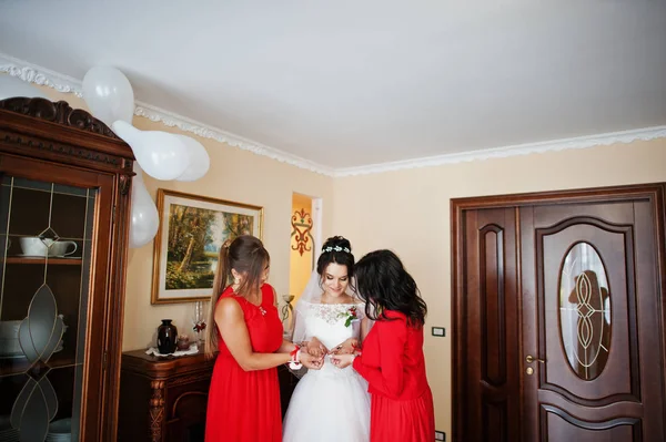 Gorgeous bride with her perfect braidsmaids in her room smiling — Stock Photo, Image