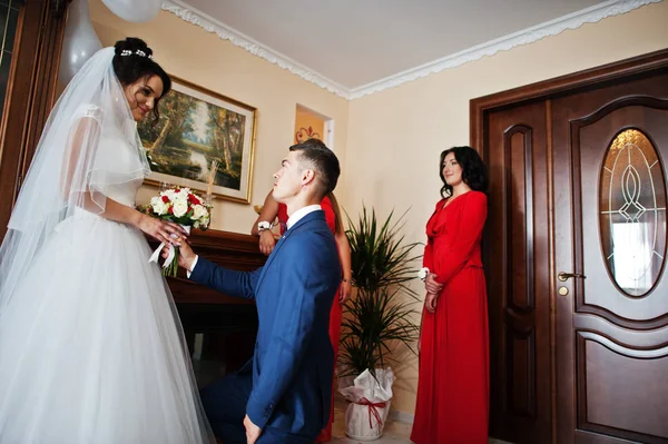 Sposo inginocchiato baci mano di una sposa e le dà una bellezza — Foto Stock