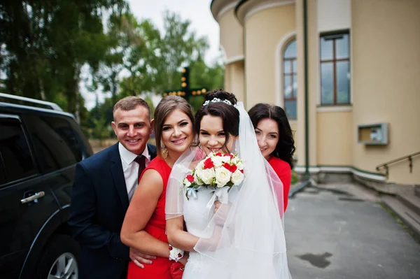 Charming bride with a groomsman and bridesmaids standing outside — Stock Photo, Image