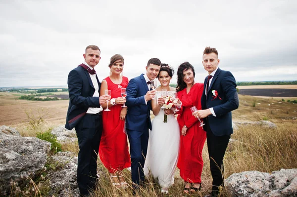 Casamento casal e tranças com padrinhos bebendo champanhe — Fotografia de Stock