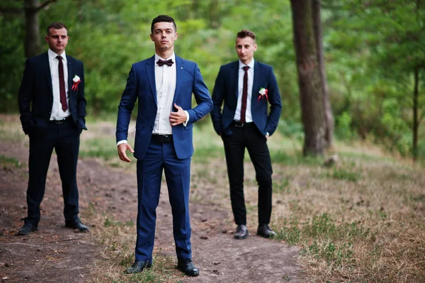Handsome groom with cool groomsmen walking in the forest and hav — Stock Photo, Image