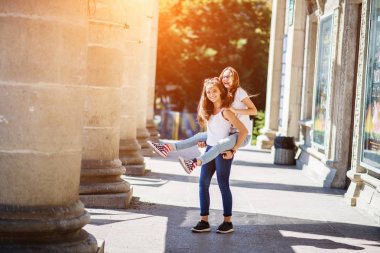 Eğlenmek için sütunlar sonraki duran iki genç kız.