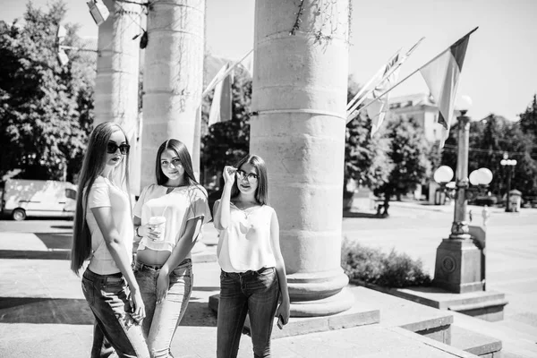 Trois superbes filles debout près des colonnes par une journée ensoleillée. Bla ! — Photo