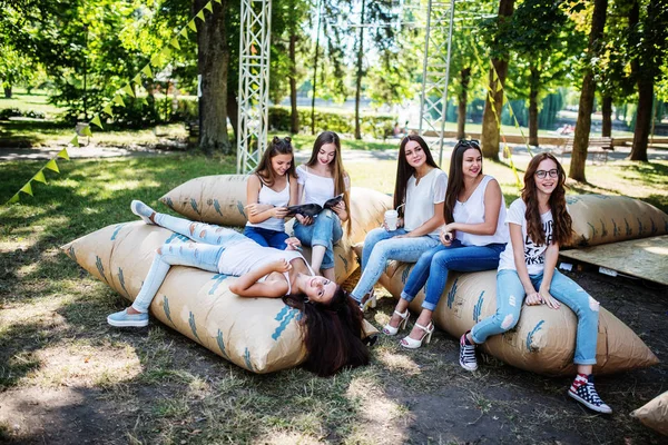 Έξι μικρά κορίτσια ευτυχισμένη έχοντας διασκέδαση στην γιγαντιαία μαξιλάρια στο πάρκο. — Φωτογραφία Αρχείου