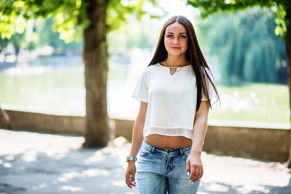 Retrato de cerca de una fantástica joven modelo posando en el —  Fotos de Stock