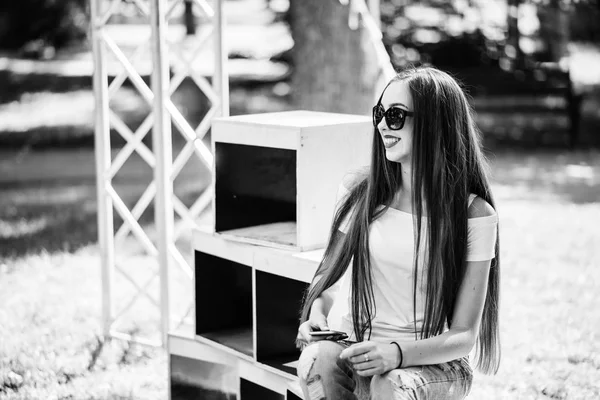 Retrato de una chica vestida a la moda posando en cajas de madera en — Foto de Stock