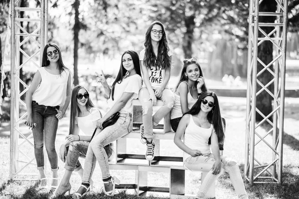 Seis meninas modelo maravilhoso posando em caixas de madeira no parque em — Fotografia de Stock