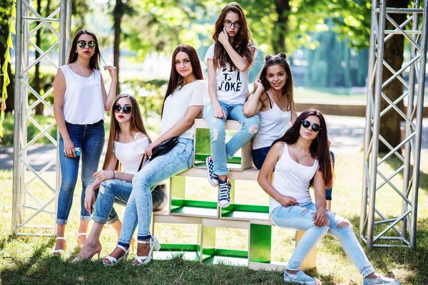 Шесть прекрасных девушек-моделей позируют на деревянных коробках в парке — стоковое фото