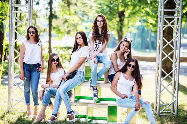 Sei meravigliose ragazze modello in posa su scatole di legno nel parco su — Foto Stock