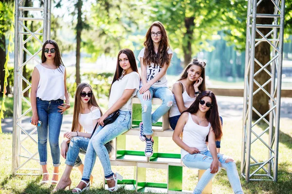 Seis maravillosas chicas modelo posando en cajas de madera en el parque en — Foto de Stock