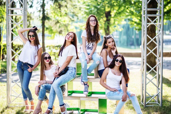 Seis maravillosas chicas modelo posando en cajas de madera en el parque en — Foto de Stock