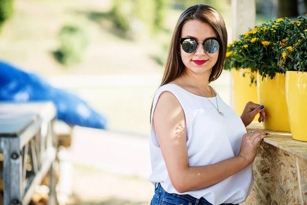 Saksıyı yanında poz fantastik bir genç kız portresi