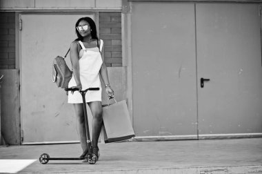 Güneş gözlüğü takıyor güzel bir Afro-Amerikan kız portresi 