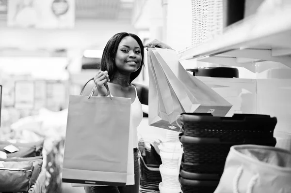 Krásná africká americká žena držící vícebarevné nákupní b — Stock fotografie